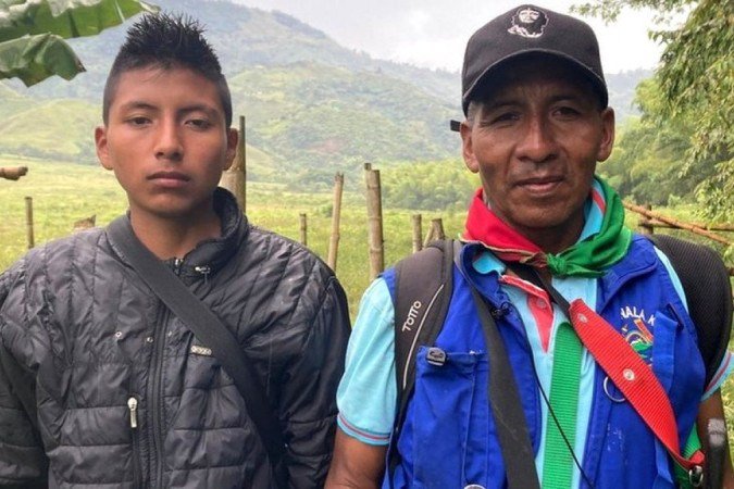 Jovani Chilhueso (à esquerda), vista aqui com o pai, recebeu US$ 400 para se juntar a uma gangue e perdeu amigos aos 11 anos. - (crédito: BBC) Jovani Chilhueso (à esquerda), vista aqui com o pai, recebeu US$ 400 para se juntar a uma gangue e perdeu amigos aos 11 anos. - (crédito: BBC)