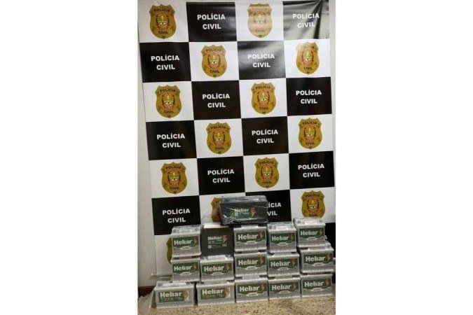 Suspeito confessou que vendia baterias por R$ 300, cada - (crédito: Divulgação/PCDF) Suspeito confessou que vendia baterias por R$ 300, cada - (crédito: Divulgação/PCDF)