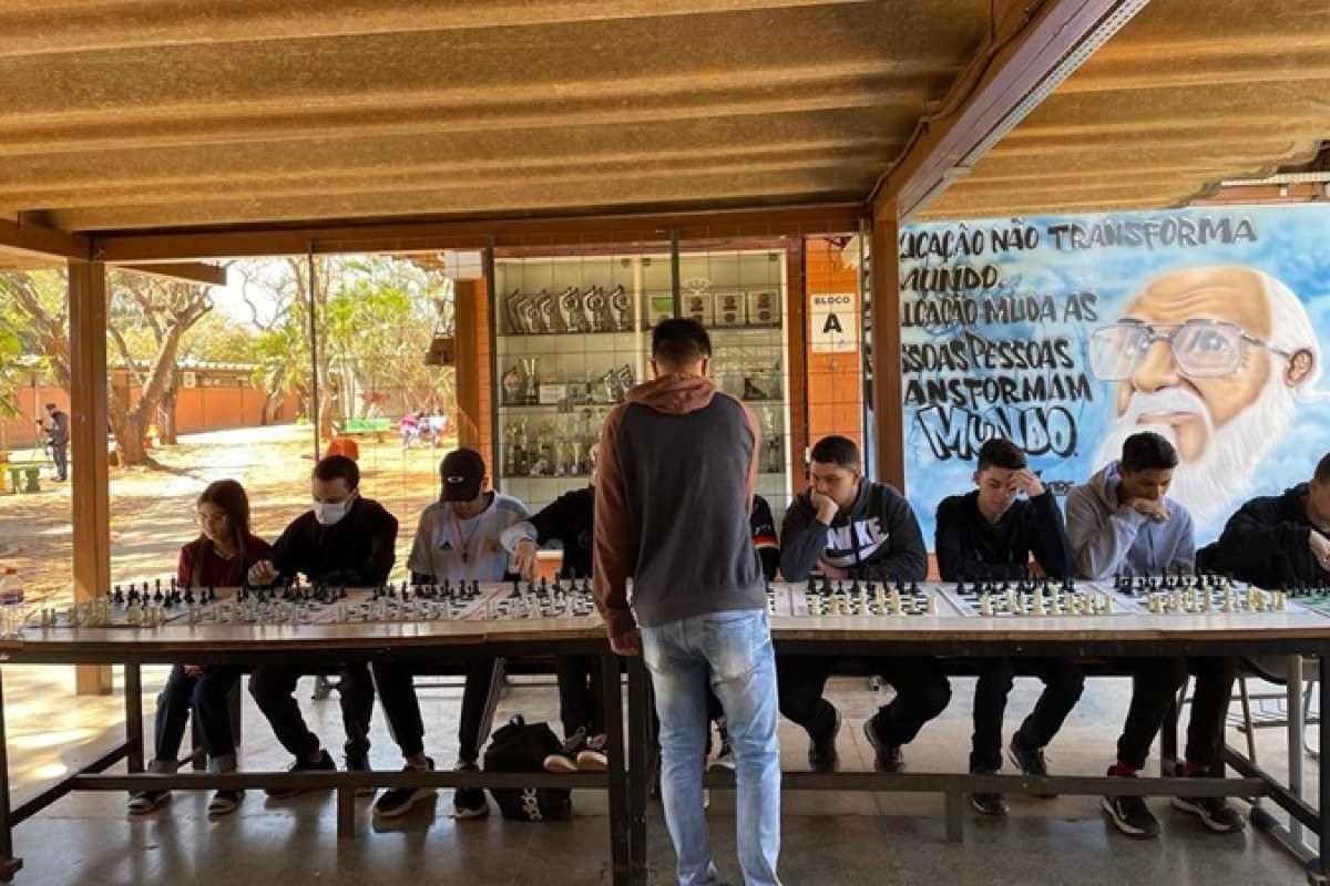 Escola transforma alunos em peças de tabuleiro de xadrez - Jornal