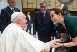 Maria Beltrão encontra Papa Francisco, que brinca: 