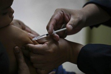 O bebê contraiu o vírus do sarampo antes de nascer devido ao fato de a mãe não ter recebido a vacina tríplice viral -  (crédito: YURI CORTEZ / AFP)