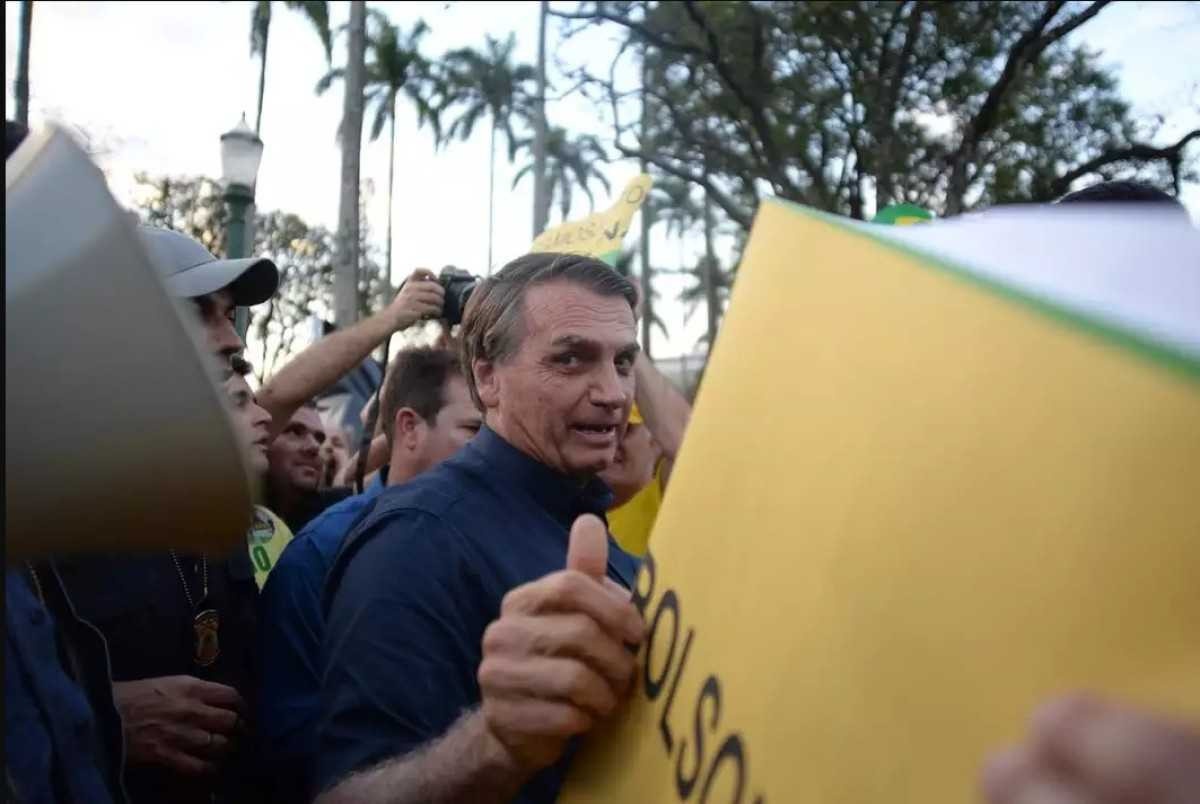 Bolsonaro renova promessa de anistia a policiais que matarem em legítima defesa