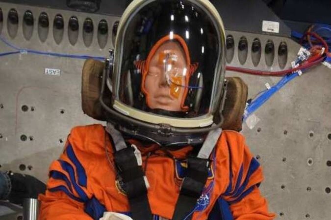  Moonikin Costa, o manequim que viajará para a lua, a bordo da Orion 
    