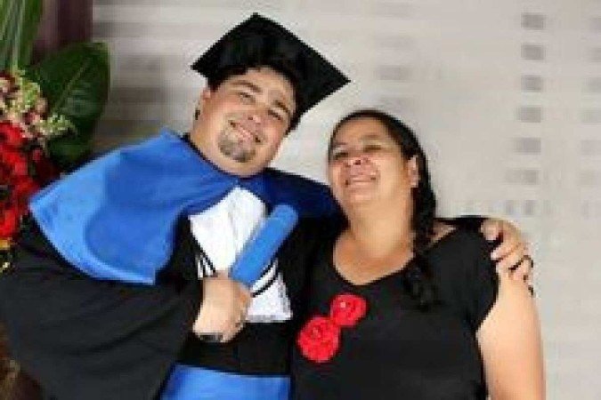 Professor F&aacute;bio Lino com sua m&atilde;e Helena Lino