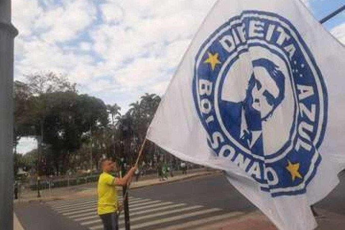 Bolsonaro em BH: torcida Direita Azul, do Cruzeiro, aguarda presidente - (crédito: Bernardo Estillac/EM/D.A Press) Bolsonaro em BH: torcida Direita Azul, do Cruzeiro, aguarda presidente - (crédito: Bernardo Estillac/EM/D.A Press)