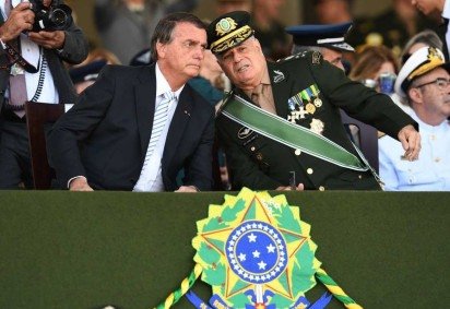 Freire Gomes ao lado de Bolsonaro, que tem usado as Forças Armadas para acusar fraudes no processo eleitoral, sem provas -  (crédito: Evaristo Sa/AFP )