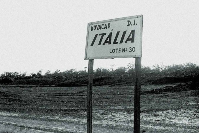 Placa indicando o terreno (lote nº30) onde futuramente seria erguida a Embaixada da Itália em Brasília, em 1958
