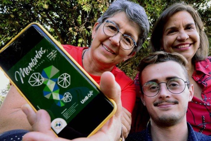 A coordenadora do grupo de trabalho Envelhecimento Saudável e Participativo, Leides Barroso Azevedo Moura, e os organizadores do livro Marisete Peralta Safons e Gabriel Corrêa Borges comemoram a conclusão da obra

