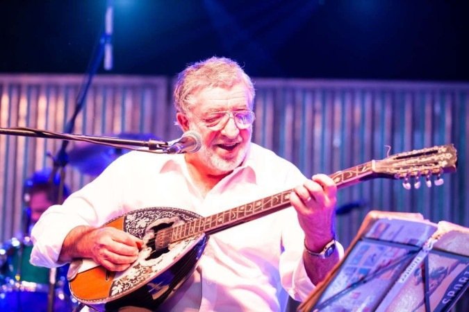 ...que tocam o bouzouki, instrumento tradicional da Grécia