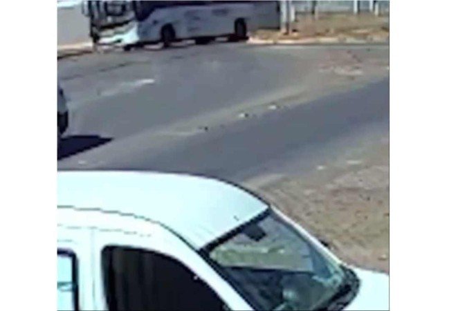 Após ser atingido pelo ônibus, o garoto foi arremessado. - (crédito: Reprodução/Redes sociais) Após ser atingido pelo ônibus, o garoto foi arremessado. - (crédito: Reprodução/Redes sociais)