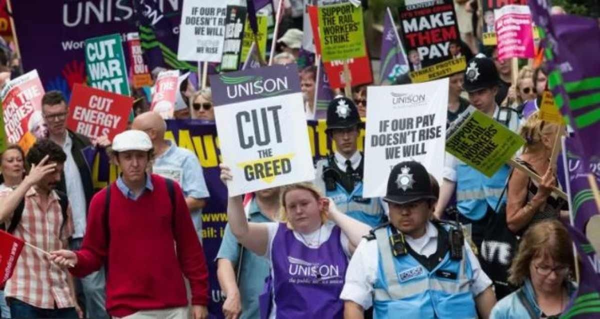 'Verão do descontentamento': Reino Unido enfrenta greves e boicotes devido a aumento desenfreado de preços