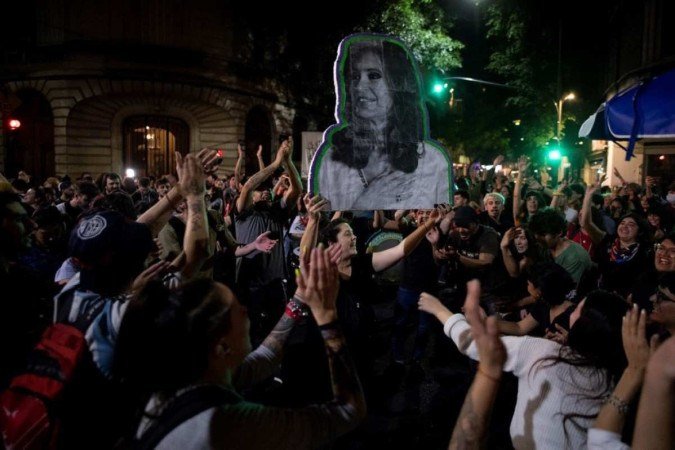 Apoiadores da vice-presidente da Argentina Cristina Kirchner cantam em frente à sua casa em Buenos Aires em 25 de agosto de 2022.  -  (crédito:  Luis Robayo / AFP)