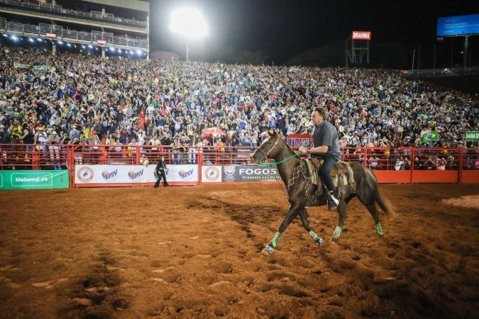 Presidente desfila a cavalo na área de espetáculos da Festa do Peão, em Barretos. Ele foi recebido como personalidade de honra e ovacionado.  -  (crédito: Cleber Caetano/PR)