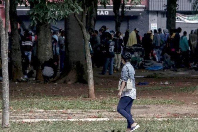 Usuários de drogas se reúnem para fumar crack na região conhecida como Cracolândia, em São Paulo - (crédito: AFP) Usuários de drogas se reúnem para fumar crack na região conhecida como Cracolândia, em São Paulo - (crédito: AFP)