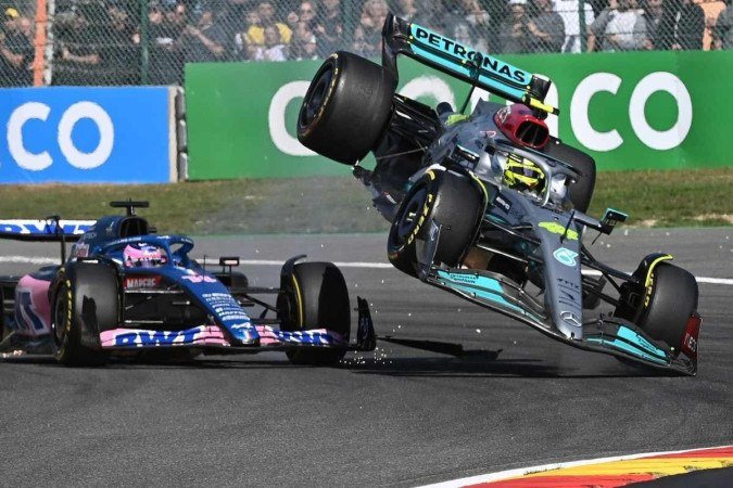  Mercedes' British driver Lewis Hamilton (R) collides with Alpine's Spanish driver Fernando Alonso (C) during the Belgian Formula One Grand Prix at Spa-Francorchamps racetrack at Spa, on August 28, 2022. (Photo by JOHN THYS / AFP)
      