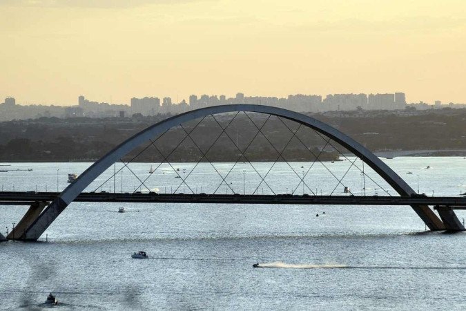  28/08/2022. Crédito: Minervino Júnior/CB/D.A Press. Brasil.  Brasilia - DF. Isto é Brasília. Por do sol visto no arco da Ponte JK em Brasília. -  (crédito: Minervino Júnior/CB/D.A.Press)