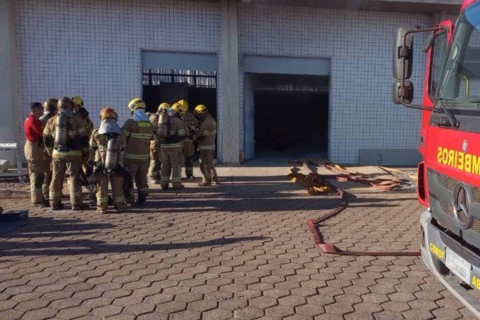 Os militares em ação, no fogo em São Sebastião - (crédito: Soinp/ CBMDF/ Divulgação) Os militares em ação, no fogo em São Sebastião - (crédito: Soinp/ CBMDF/ Divulgação)