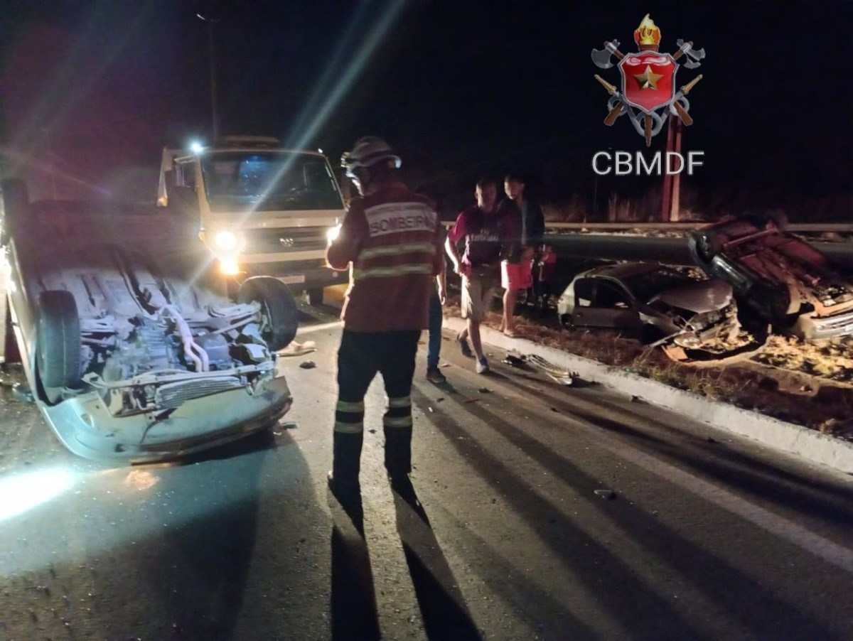 Colisão entre carros complica trânsito na BR-070, à altura do rio Descoberto