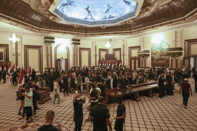Seguidores do líder xiita invadem o Palácio Presidencial: país vive o medo de uma guerra civil 