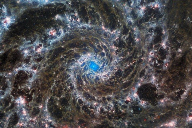 A visão nítida de Webb revelou delicados filamentos de gás e poeira nos grandiosos braços espirais que se estendem para fora do centro desta imagem da M74, conhecida como Galáxia Fantasma. A falta de gás na região nuclear também fornece uma visão desobstruída do aglomerado de estrelas nucleares no centro da galáxia - (crédito: ESA/Webb, NASA & CSA, J. Lee and) A visão nítida de Webb revelou delicados filamentos de gás e poeira nos grandiosos braços espirais que se estendem para fora do centro desta imagem da M74, conhecida como Galáxia Fantasma. A falta de gás na região nuclear também fornece uma visão desobstruída do aglomerado de estrelas nucleares no centro da galáxia - (crédito: ESA/Webb, NASA & CSA, J. Lee and)
