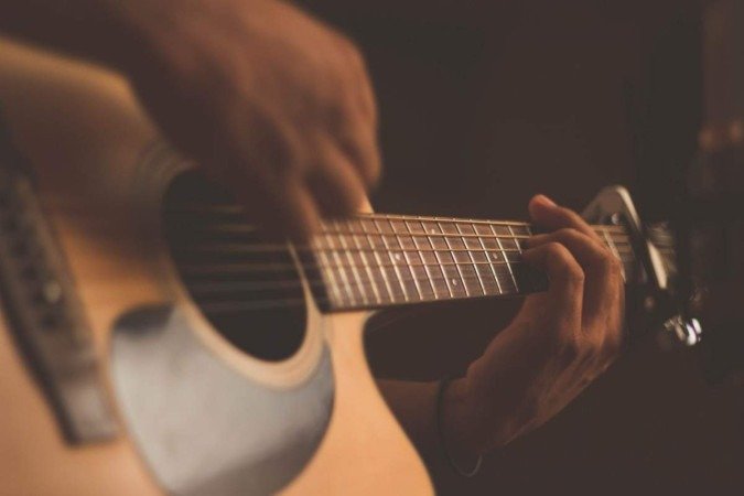 O experimento feito por pesquisadores consistiu na apresentação de uma banda ao vivo que tocou músicas conhecidas na juventude das pessoas com demência. Depois das intervenções, os pacientes que não conseguiam mais se comunicar passaram a interagir com os cuidadores por meio dos instrumentos e da dança - (crédito: Jefferson Santos/Unsplash) O experimento feito por pesquisadores consistiu na apresentação de uma banda ao vivo que tocou músicas conhecidas na juventude das pessoas com demência. Depois das intervenções, os pacientes que não conseguiam mais se comunicar passaram a interagir com os cuidadores por meio dos instrumentos e da dança - (crédito: Jefferson Santos/Unsplash)