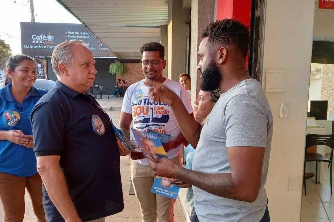 O candidato tucano visitou comércios de São Sebastião para mostrar suas propostas
