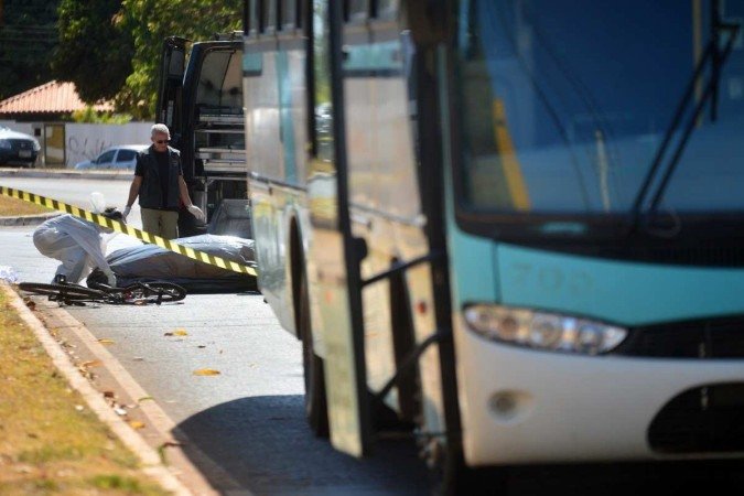  30/08/2022. Crédito: Ed Alves/CB/D.A Press. Brasil. Brasília - DF. Cidades. Ciclista é atropelado no Lago Sul ia para o trabalho de cuidador de idoso. 