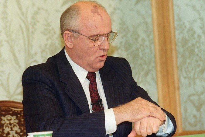 Mikhail Gorbachev, que morreu nesta terça-feira, consultando seu relógio antes do discurso televisionado em que anunciou sua renúncia em 25 de dezembro de 1991
- Mikhail Gorbachev, que morreu nesta terça-feira, consultando seu relógio antes do discurso televisionado em que anunciou sua renúncia em 25 de dezembro de 1991
-