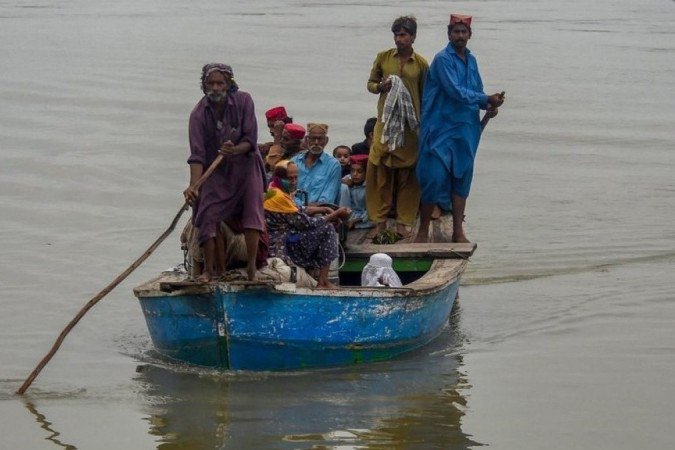 Pessoas são evacuadas por barcos em Sukkur - (crédito: Getty Images) Pessoas são evacuadas por barcos em Sukkur - (crédito: Getty Images)