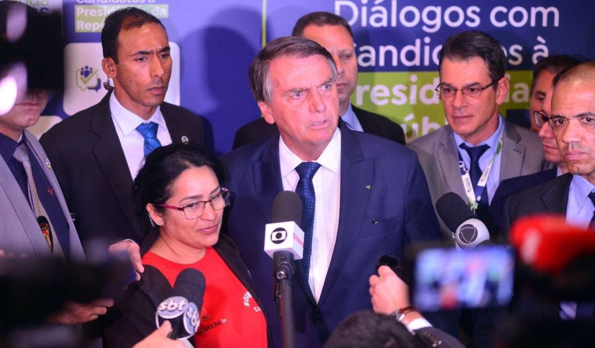 Bolsonaro pergunta a jornalistas: 