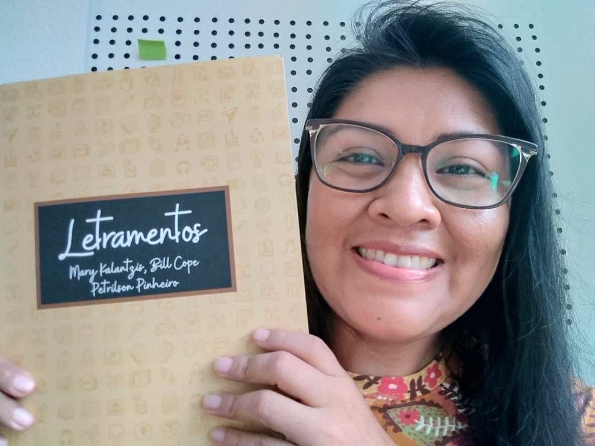 Judith Bustamante segura livro referência para a sua monografia