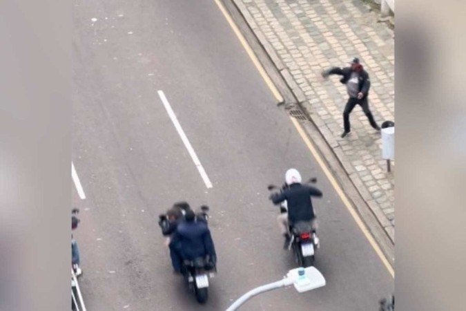 O momento foi registrado por volta das 16h20 pelo fotógrafo Cheng NV, que estava em um prédio na avenida em frente ao ponto turístico eio Público e filmou a agem das motos pela janela - (crédito: Cheng NV/Reprodução) O momento foi registrado por volta das 16h20 pelo fotógrafo Cheng NV, que estava em um prédio na avenida em frente ao ponto turístico eio Público e filmou a agem das motos pela janela - (crédito: Cheng NV/Reprodução)