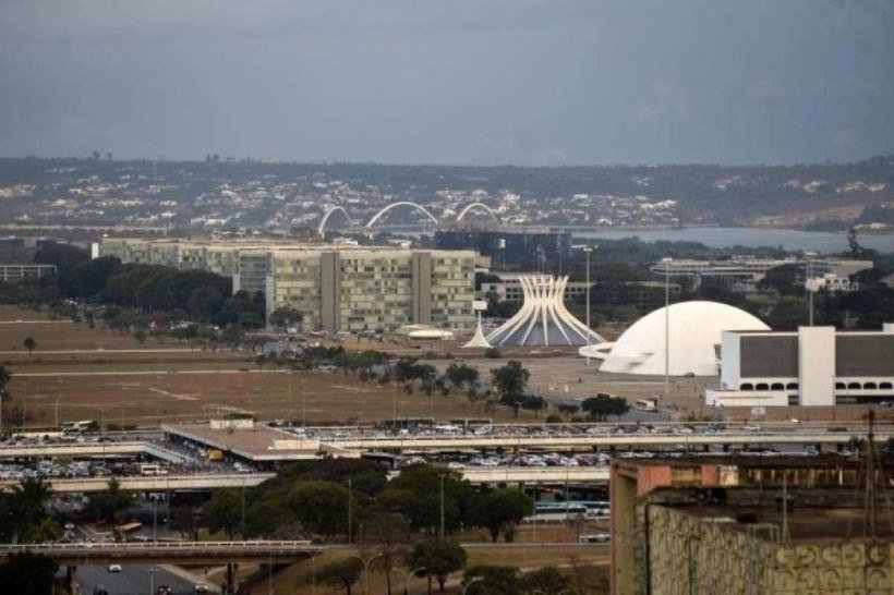 Homem que pichou monumentos com insultos ao PT e Alckmin é identificado
