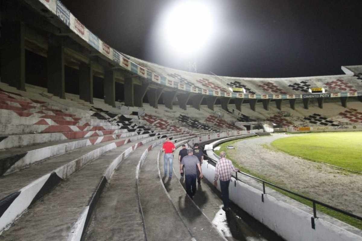 CBF e Santa Cruz indenizarão família de torcedor morto por vaso sanitário