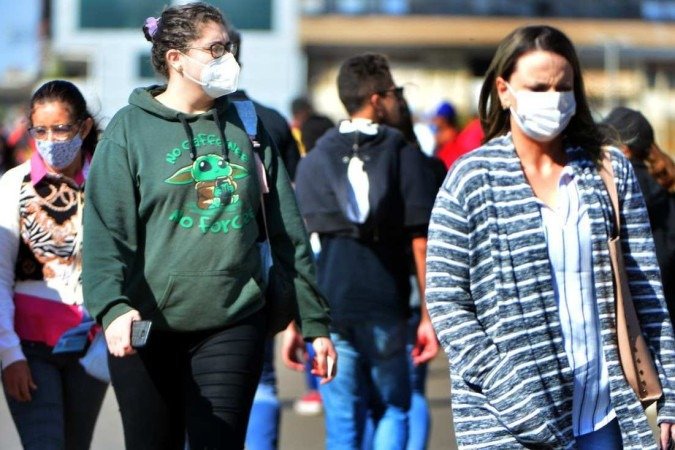 Na manhã ensolarada, de poucas nuvens e com vento moderado, era possível ver cidadãos encolhidos, debaixo de diversos tipos de agasalhos para se proteger