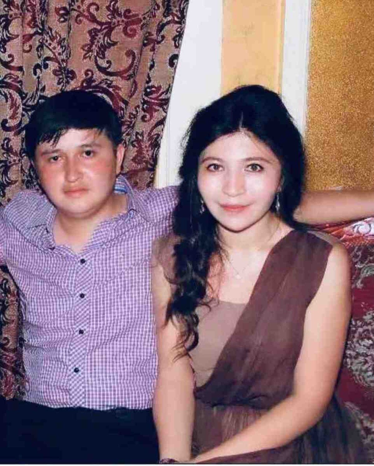 Rayhan Asat e o irm&atilde;o, Ekpar Asat (E), preso em um campo de trabalho for&ccedil;ado de Xinjiang 