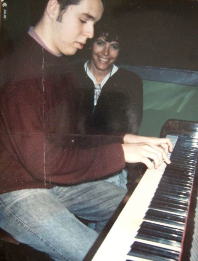Aos 16 anos, tocando piano em Curitiba