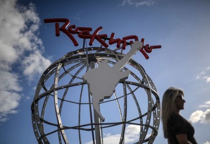  A festival-goer poses for photographs next to Rock in Rio globe at Rock in Rio Lisboa music festival at Bela Vista Park in Lisbon on June 20, 2022.  Rock in Rio runs from June 19 to June 26, 2022.  - RESTRICTED TO EDITORIAL USE (Photo by PATRICIA DE MELO MOREIRA / AFP) / RESTRICTED TO EDITORIAL USE
       -  (crédito: PATRICIA DE MELO MOREIRA / AFP)