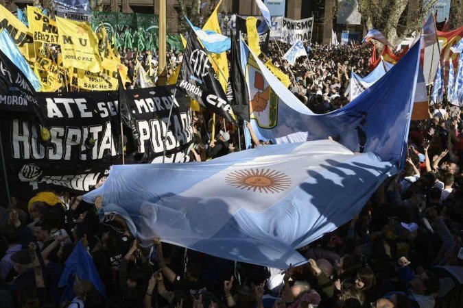 Apoiadores da vice-presidente da Argentina, Cristina Fernandez de Kirchner, se reúnem na Plaza de Mayo, em Buenos Aires, em 2 de setembro de 2022. - (crédito: JUAN MABROMATA / AFP) Apoiadores da vice-presidente da Argentina, Cristina Fernandez de Kirchner, se reúnem na Plaza de Mayo, em Buenos Aires, em 2 de setembro de 2022. - (crédito: JUAN MABROMATA / AFP)