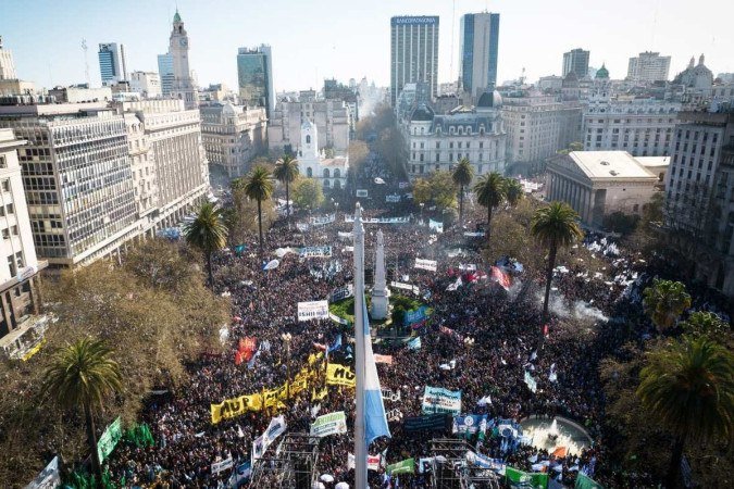 Vista aérea da Plaza de Mayo, no coração de Buenos Aires, tomada por multidão de simpatizantes da vice-presidente: onda nacional de solidariedade 