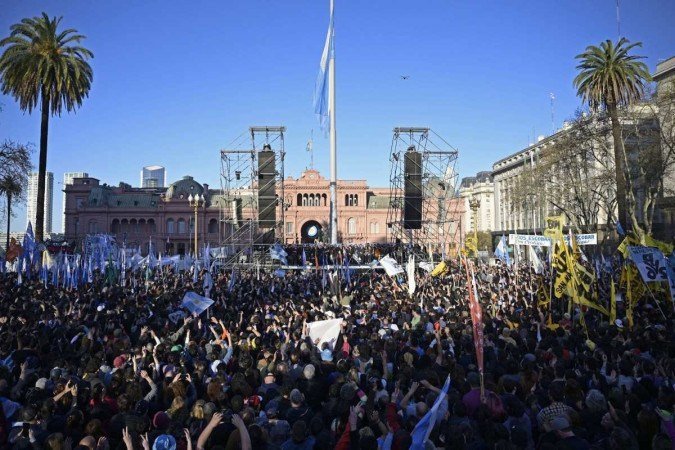 Simpatizantes de Cristina Kirchner se concentram na Plaza de Mayo, diante da Casa Rosada, no coração de Buenos Aires: solidariedade nacional  -  (crédito: Juan Mabromata/AFP)