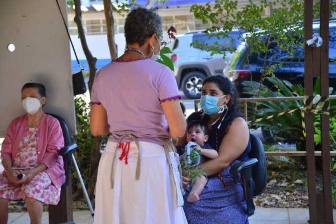 Maria Bezerra aconselha pacientes na UBS do Lago Norte 