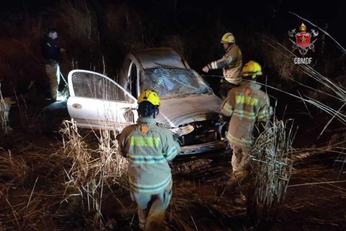 Uma pessoa morre e outra fica ferida após colisão de carros em Brazlândia - (crédito: CBMDF) Uma pessoa morre e outra fica ferida após colisão de carros em Brazlândia - (crédito: CBMDF)