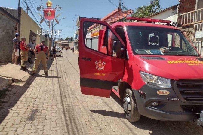 Homem foi transportado ao Hospital de Base - (crédito: CBMDF/Divulgação) Homem foi transportado ao Hospital de Base - (crédito: CBMDF/Divulgação)