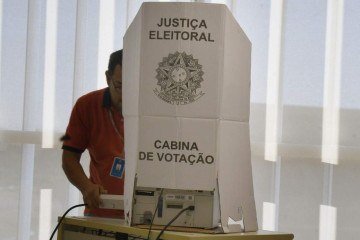Celulares e câmeras são proibidos na cabine de votação; o TSE orienta o uso da tradicional colinha de papel. - (crédito: Ed Alves/CB/D.A Press) Celulares e câmeras são proibidos na cabine de votação; o TSE orienta o uso da tradicional colinha de papel. - (crédito: Ed Alves/CB/D.A Press)