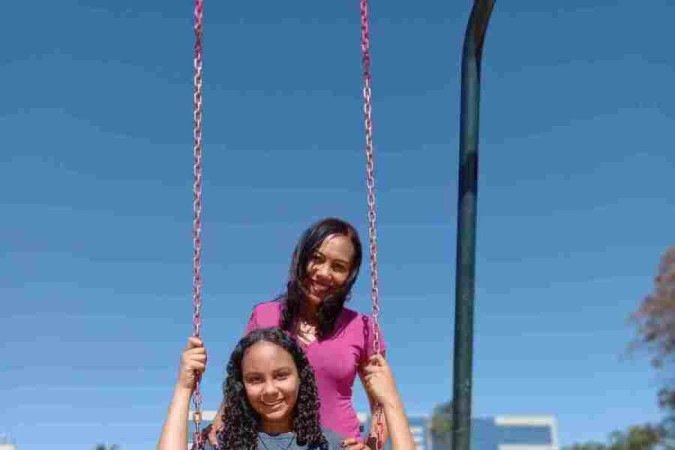 Ester, 11, conta com o apoio e cuidado da mãe Ana Paula na jornada de luta contra a doença falciforme -  (crédito: Torgan Magalh&atilde;es)