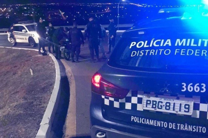 Motociclista só parou o veículo depois de colidir contra o viaduto - (crédito: PMDF/Divulgação) Motociclista só parou o veículo depois de colidir contra o viaduto - (crédito: PMDF/Divulgação)