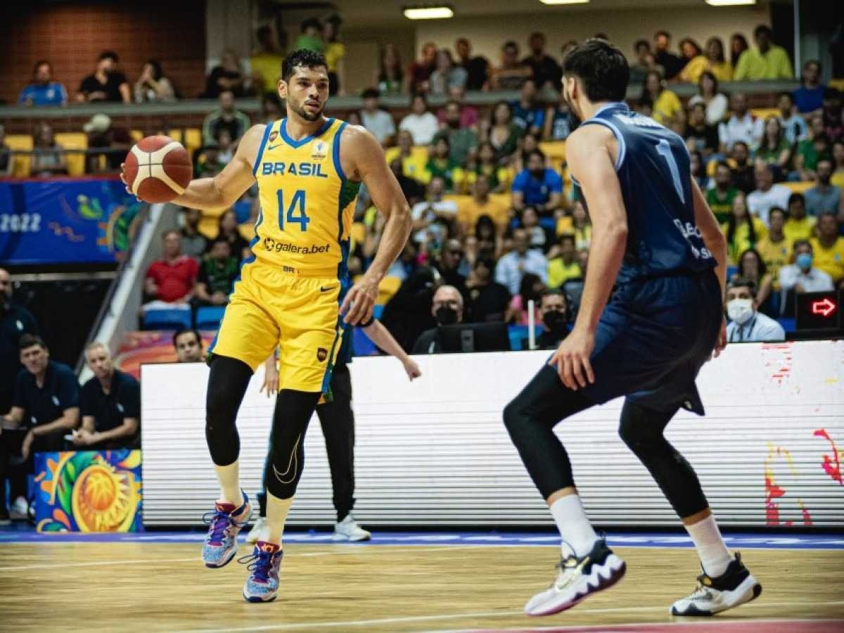 Seleção masculina de basquete vence Uruguai e avança invicto às quartas