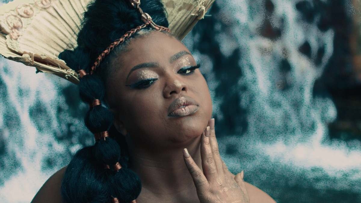 Prethais aborda a visibilidade negra no videoclipe de ‘Preta Pretinha’