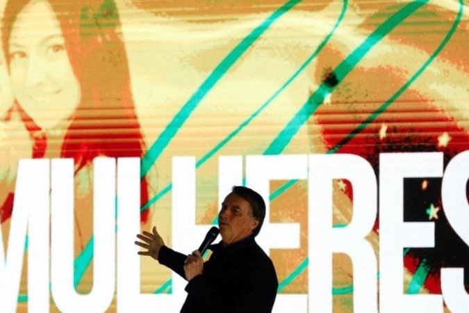 Em evento com eleitoras, Bolsonaro sugeriu que elas estariam mais seguras com uma pistola na bolsa do que com a legislação contra violência doméstica - (crédito: REUTERS/Diego Vara) Em evento com eleitoras, Bolsonaro sugeriu que elas estariam mais seguras com uma pistola na bolsa do que com a legislação contra violência doméstica - (crédito: REUTERS/Diego Vara)